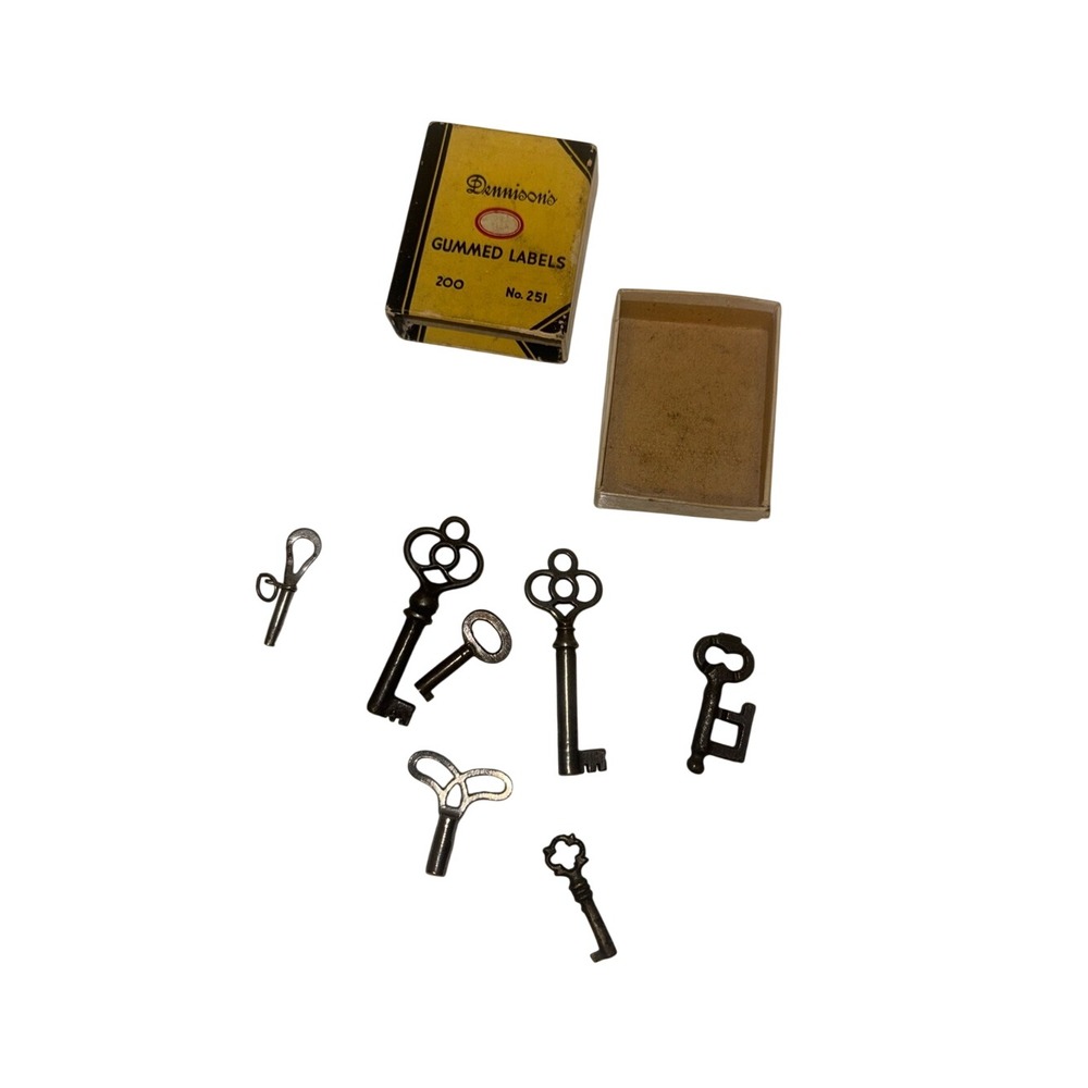 Dennison Gummed Labels 7 skeleton keys VTG antiques collectible keys and box